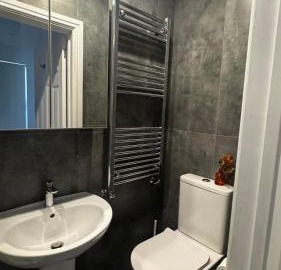 Deluxe Suite w PS5, Balcony, Netflix, Sleeps 6, ideal for relocators and professionals 4