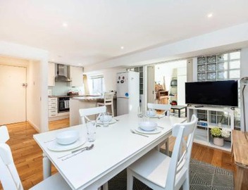 Stylish 2 Bed Flat Relax Balcony Kings Cross GIR-277-3-Loco 4