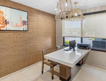 Best Western Valencia/Six Flags Inn & Suites 4