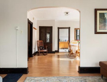 Knock on Wood - Airy Charm in Heart of Downtown 5