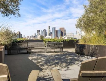 Chic and Cozy Home, Walk to Little Tokyo with Parking 4