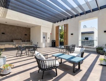 Stylish 2BD Haven with Scenic DTLA Views and Parking 5