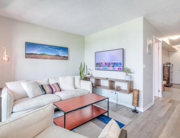 Chic 1BR plus Den Condo with Fast WiFi and Free Parking 3