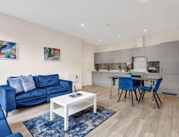 City Service Lets - New Cheam Village 2 Bed Apartment with Free Parking - Easy Transport Links to London 3
