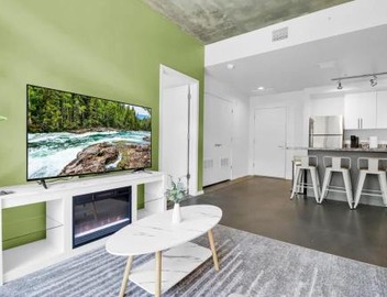 Centric 2BR In HEART of DTPHX Free Garage Parking 4