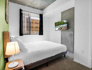 Centric 2BR In HEART of DTPHX Free Garage Parking 2