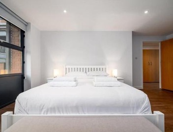 Modern & Spacious 2 Bedroom in Central London 5