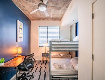Relaxing 2BD - Central Downtown - Gym, Pool, Parking 2