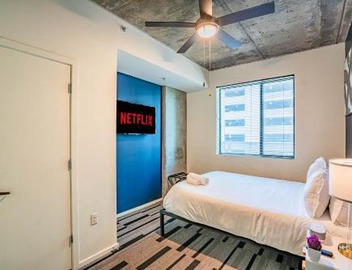 Relaxing 2BD - Central Downtown - Gym, Pool, Parking 3