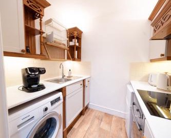 Sunny 2-Bed Apartment - Heart of Wimbledon - Minutes to Central London 5