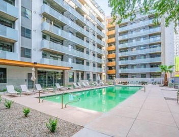 Chic Downtown 2-Bedroom Pool Gym Parking 5