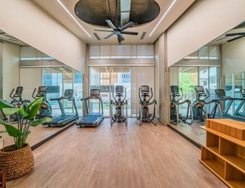 Spacious 2BR Apt with Gym Pool Parking 5