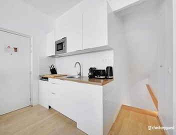 Intimate Flat w A C & Jacuzzi - 2BR 6P Montmartre 4
