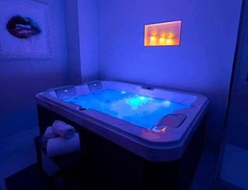 Intimate Flat w A C & Jacuzzi - 2BR 6P Montmartre 5
