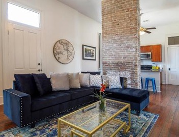 Historic 3 bedroom 4blocks from famous St Charles Ave Mardi Gras parade route, steps to Jazz venues and restaurants 5