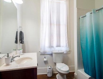 Historic 3 bedroom 4blocks from famous St Charles Ave Mardi Gras parade route, steps to Jazz venues and restaurants 3