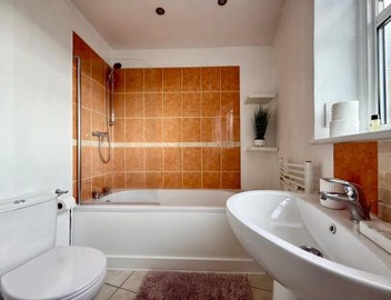 One-Bedroom flat in Cheam Village 3