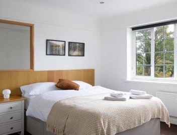 One-Bedroom flat in Cheam Village 4