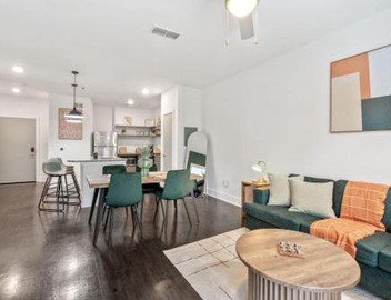 Stylish Modern Queen Suite Parking Pet Friendly 2