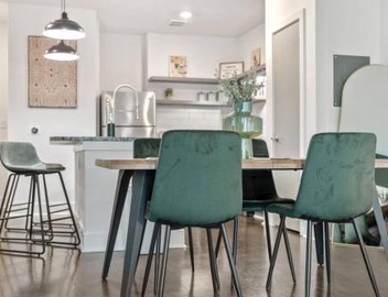 Stylish Modern Queen Suite Parking Pet Friendly 5