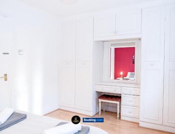 2-Bed Apartment near Metro in Islington by LS2G Stays 3