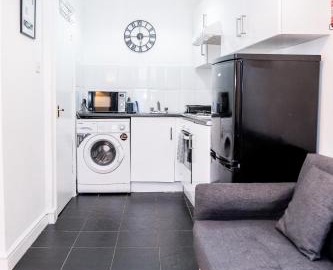 2-Bed Apartment near Metro in Islington by LS2G Stays 2