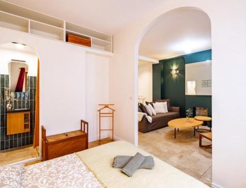 Modern Place in Sacré-Coeur 3