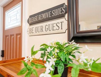 Pet Friendly 3BR Quincy Townhouse w Laundry, Free Parking, near MBTA Red Line 37 4