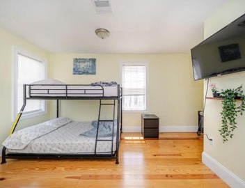 Pet Friendly 3BR Quincy Townhouse w Laundry, Free Parking, near MBTA Red Line 37 3