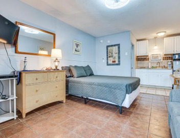 Walk to Old Orchard Pier: Cozy Beachfront Condo! 4