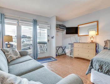 Walk to Old Orchard Pier: Cozy Beachfront Condo! 2