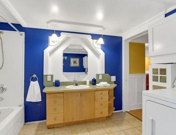Artsy Private Guest Suite with Outdoor Saloon 3