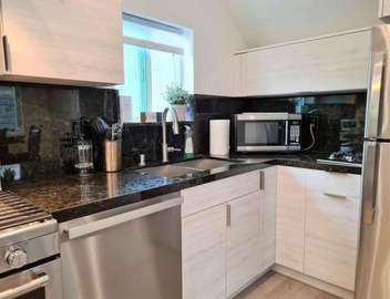 Prime LA 2 bedroom & 3 bath home Beverly Hills adj 5