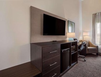La Quinta Inn & Suites by Wyndham Sulphur Lake Charles 2