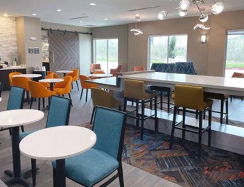 La Quinta Inn & Suites by Wyndham Sulphur Lake Charles 5