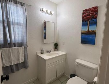 Flowers Apt 5 Min Walk to Downtown - Free Parking 3