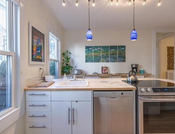 Peaceful Oasis on Munjoy Hill 1st flr 3BR parking 4