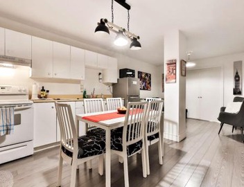 100 METERS to METRO BEAUDRY - FULL APARTMENTS - 1 minute walk to the FAMOUS ST CATHERINE STREET - FAST WIFI - WASHER & DRYER ON SITE - Montcalm units 3