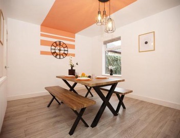 Redcliffe Place By N And N Stays Ltd - Lovelly Home close to Designer Outlet, Perfect for Contractors & Workers with convenient on street parking 3