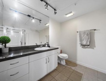 Location Walk to the beach Chic Condo! 3