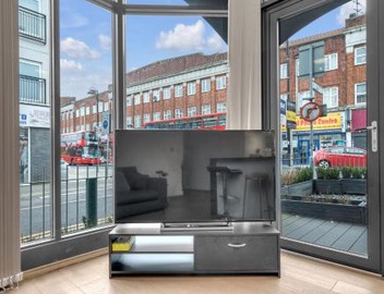 New Modern Apartment near Heathrow Airport 4