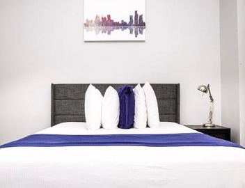 Large Stylish Newbury Street Studio w/Kitchen 3