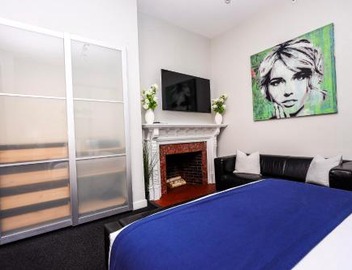 Large Stylish Newbury Street Studio w/Kitchen 4