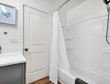 Retro Cottage, Hot Tub, Putting Green, walk to all 5