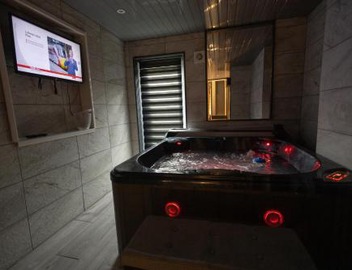 Sizzling London Studio with Jacuzzi & Private Bath 3