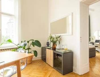 KAISER 02 by ROCKCHAIR Apartments l SUPERHOST Status l 3 Bedrooms Boxspringbeds 2 Bathrooms l Cozy Family & Business Flair 155 sqm 3 Balcony 2nd Floor Elevator up to 10 guests welcomes you! 4