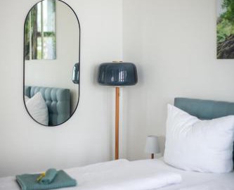 KAISER 02 by ROCKCHAIR Apartments l SUPERHOST Status l 3 Bedrooms Boxspringbeds 2 Bathrooms l Cozy Family & Business Flair 155 sqm 3 Balcony 2nd Floor Elevator up to 10 guests welcomes you! 3