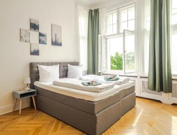 KAISER 02 by ROCKCHAIR Apartments l SUPERHOST Status l 3 Bedrooms Boxspringbeds 2 Bathrooms l Cozy Family & Business Flair 155 sqm 3 Balcony 2nd Floor Elevator up to 10 guests welcomes you! 5