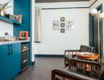 Dew Drop Inn Hotel & Lounge 4