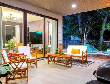 Massive Compound w Pool & Hot tub, Near Rainey St 5